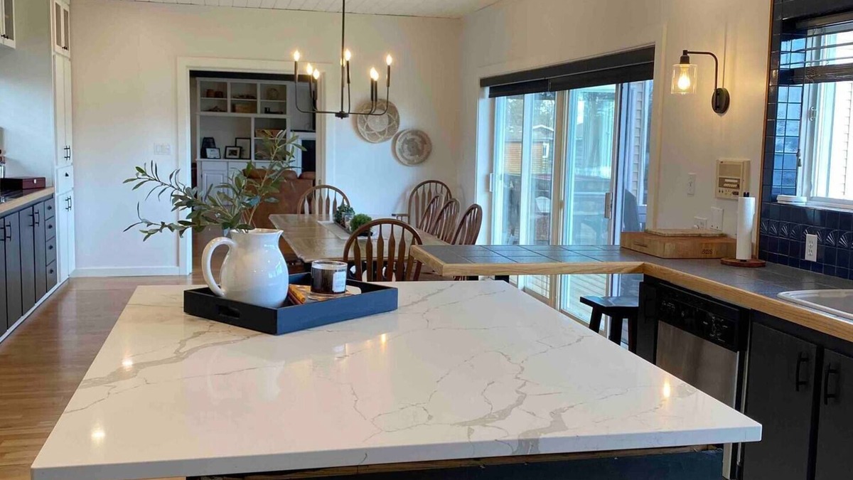 West Nipissing Cottage | Riviera Lodge - Large Renovated Waterfront Property