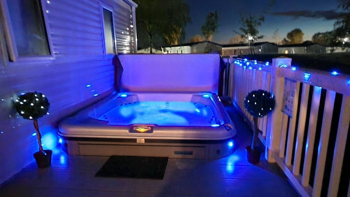Tattershall House | RJ Luxury Caravan with Hot Tub