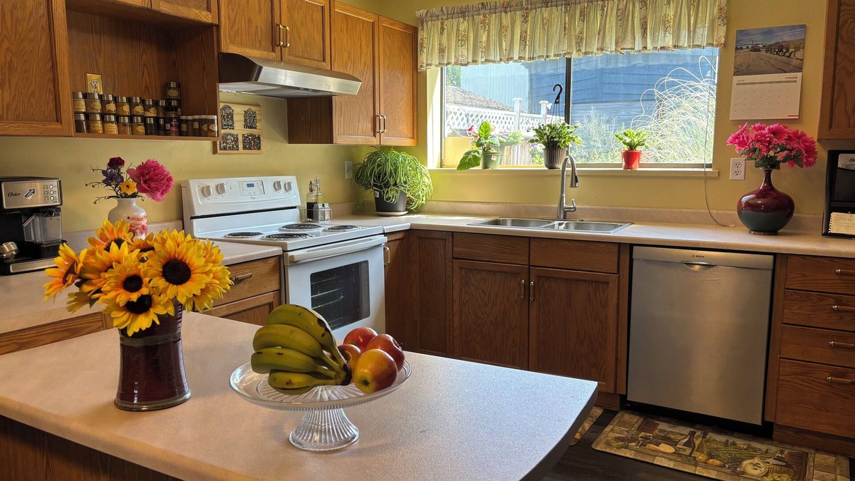 Aldergrove House | Rm 3 Quiet cozy room no stairs in a peaceful house, safe community, full kitchen