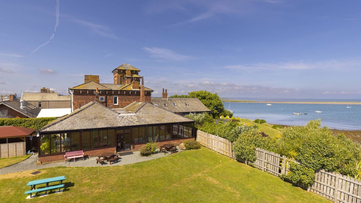 Barrow-in-Furness Cottage | ROA ISLAND HOUSE, pet friendly, with hot tub in Roa Island