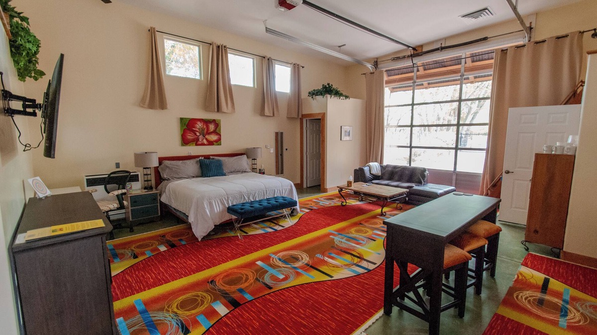 Los Ranchos de Albuquerque Apartment | Roadrunner RV Studio @ SantuaRio Grande - Fun & Spacious Studio+Kitchenette