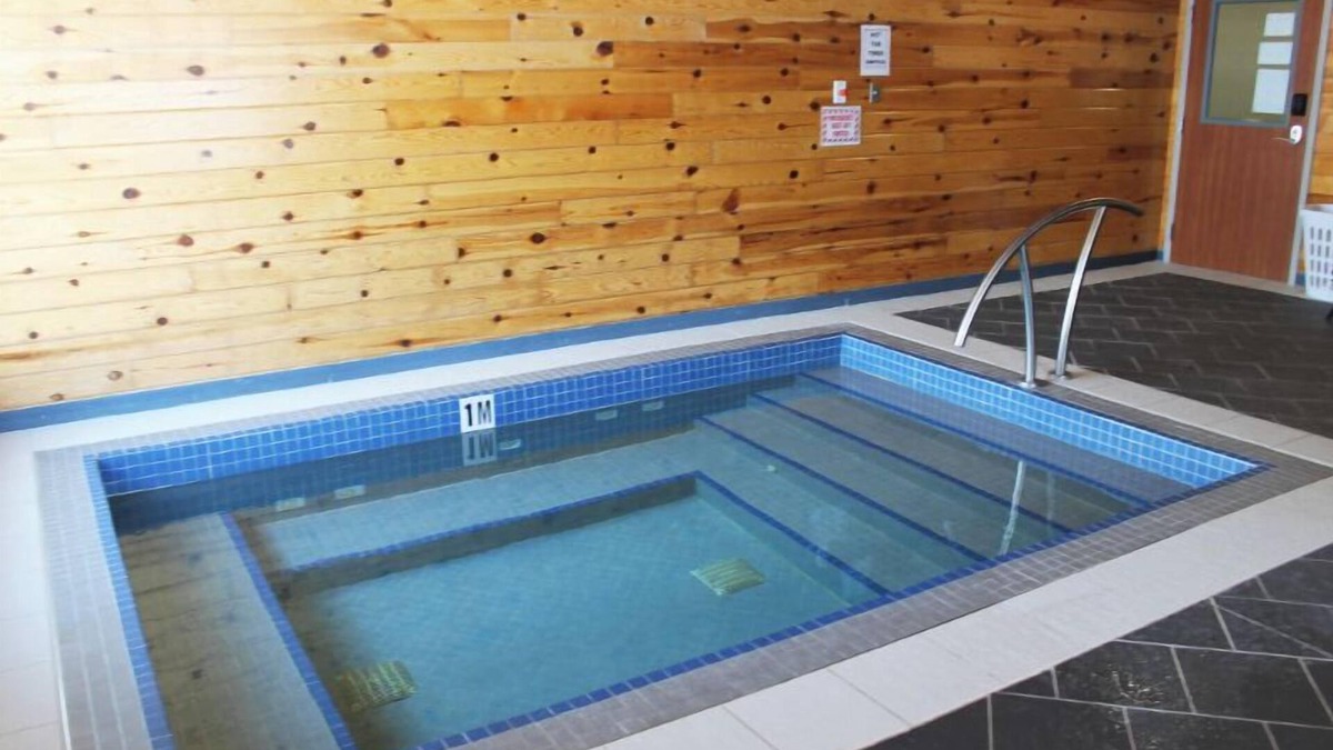 Steinbach Hotel | Roadhouse 52 Inn & Suites