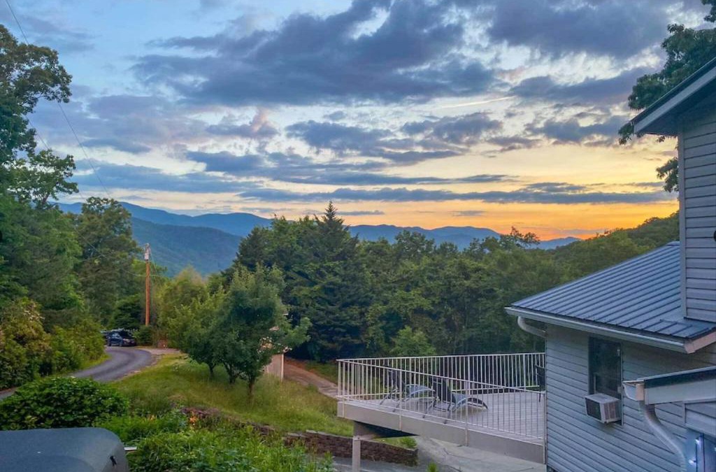 Sylva House | Roamer's Respite - A Prime Location with Scenic Views For Your Ultimate Retreat