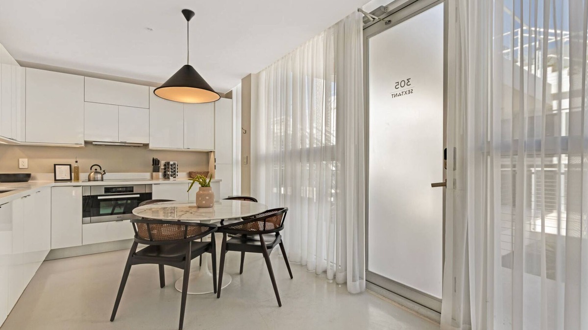 South Pointe Apartment | Roami at 250 Collins