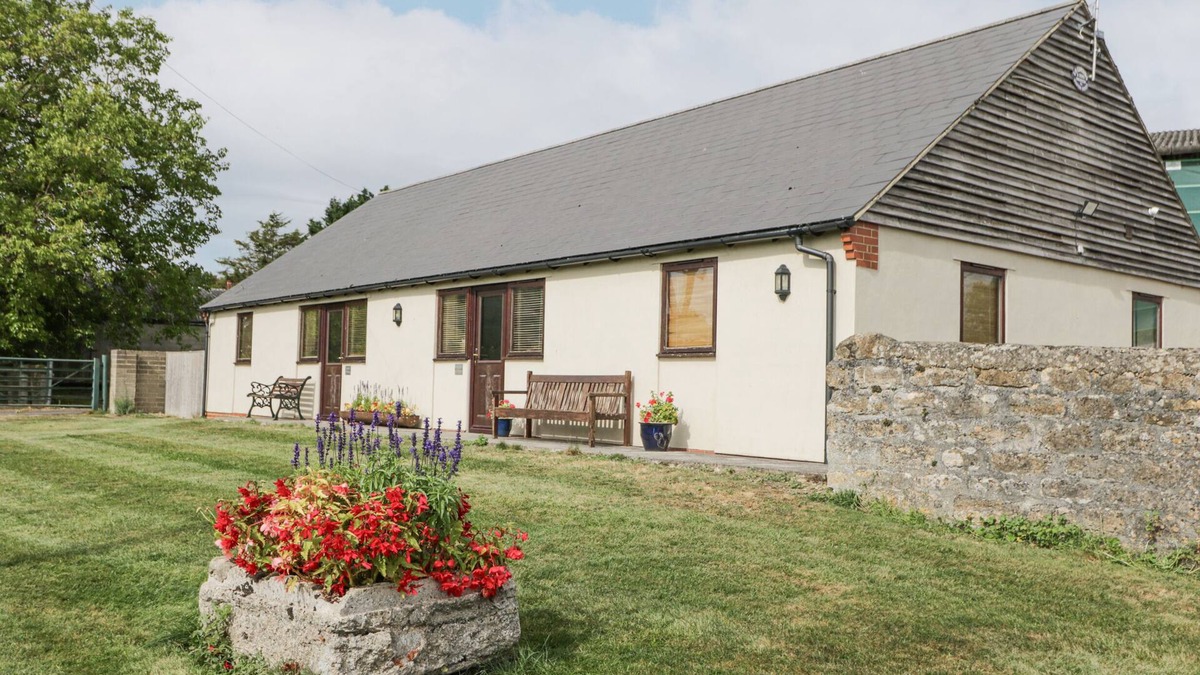 Hook Cottage | ROAN COTTAGE, pet friendly, with a garden in Royal Wootton Bassett