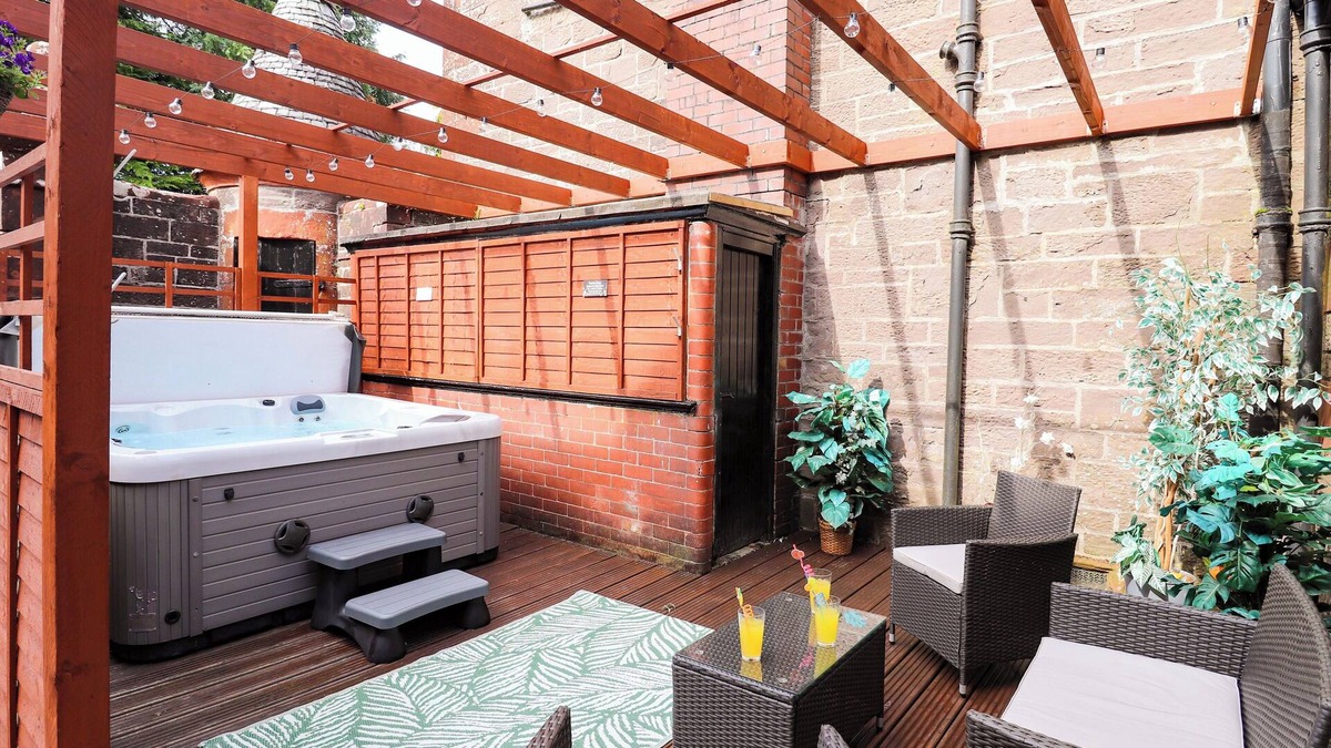 Balfron Cottage | ROB ROY APARTMENT, family friendly, with hot tub in Buchlyvie
