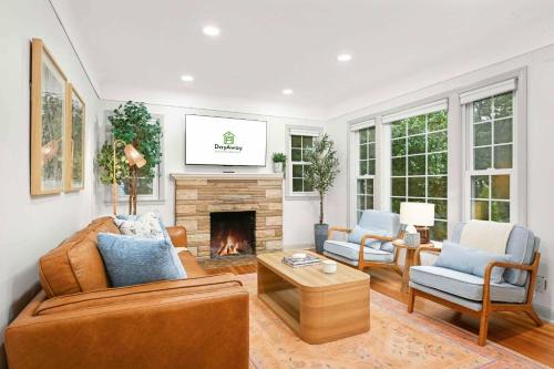 Southwest Minneapolis House | Robbin's Nest - Linden Hills - Walk to Creek Trail