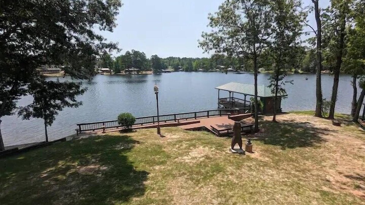 South Toledo Bend House | Robbins Nest Toledo Bend, Waterfront Getaway - Lakeside is best at the Robbins Nest!