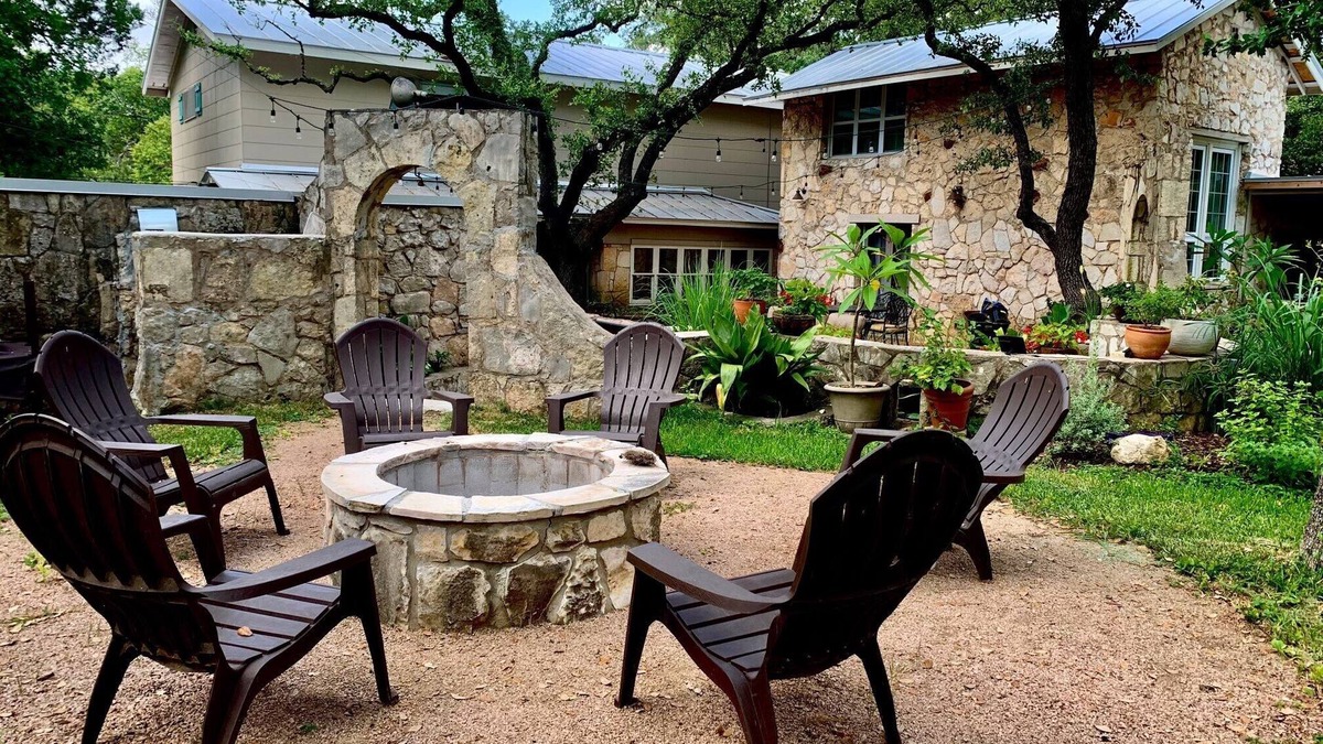 Grey Forest Cottage | Robert Wood Art Cottage - Near Floores Country Store, SeaWorld & Fiesta Texas