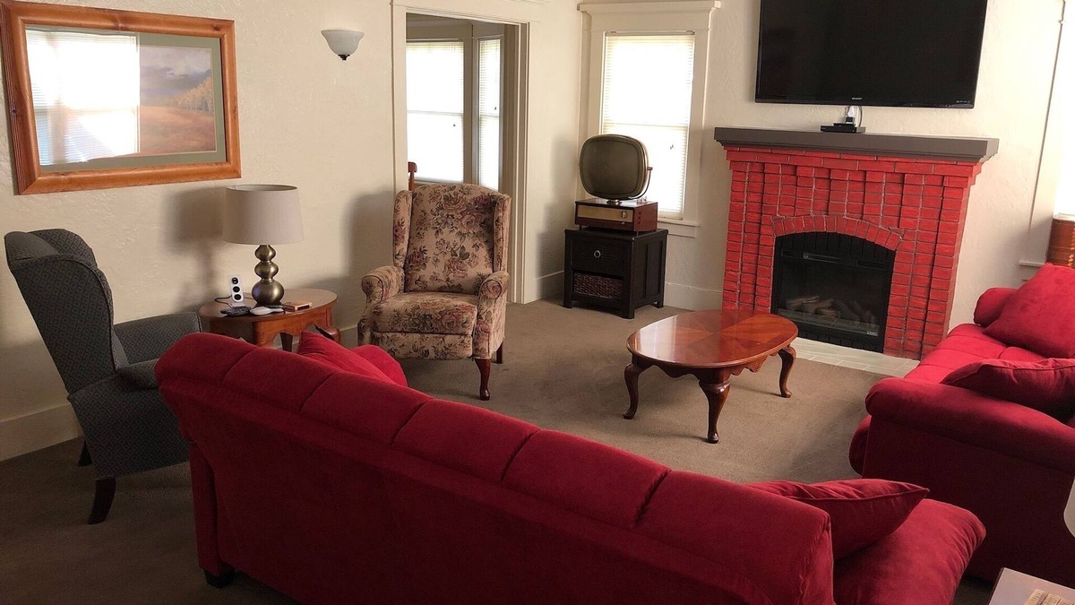 Chowchilla House | Robertson Villa 2BR Cozy Cottage with Full Kitchen