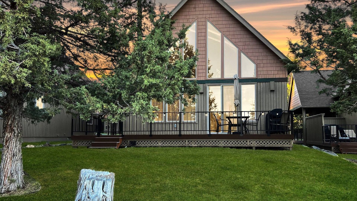 Redmond Ski Chalet | Robin Hood Retreat - 3 BR, 2 Bath Chalet in Eagle Crest w/Level 2 EV charging