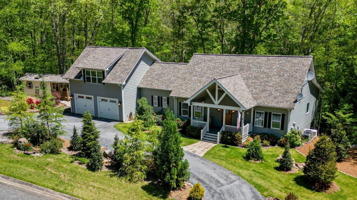 Dahlonega House | Robin's Nest-4 Bed/3.5 Bath/Game Room/Creek!