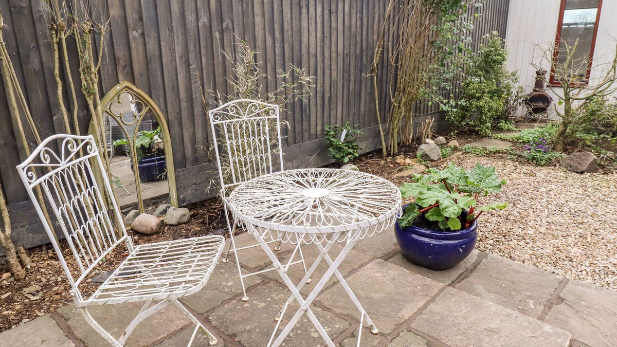 Croxton Kerrial Cottage | ROBIN'S NEST, pet friendly, with open fire in Vale Of Belvoir