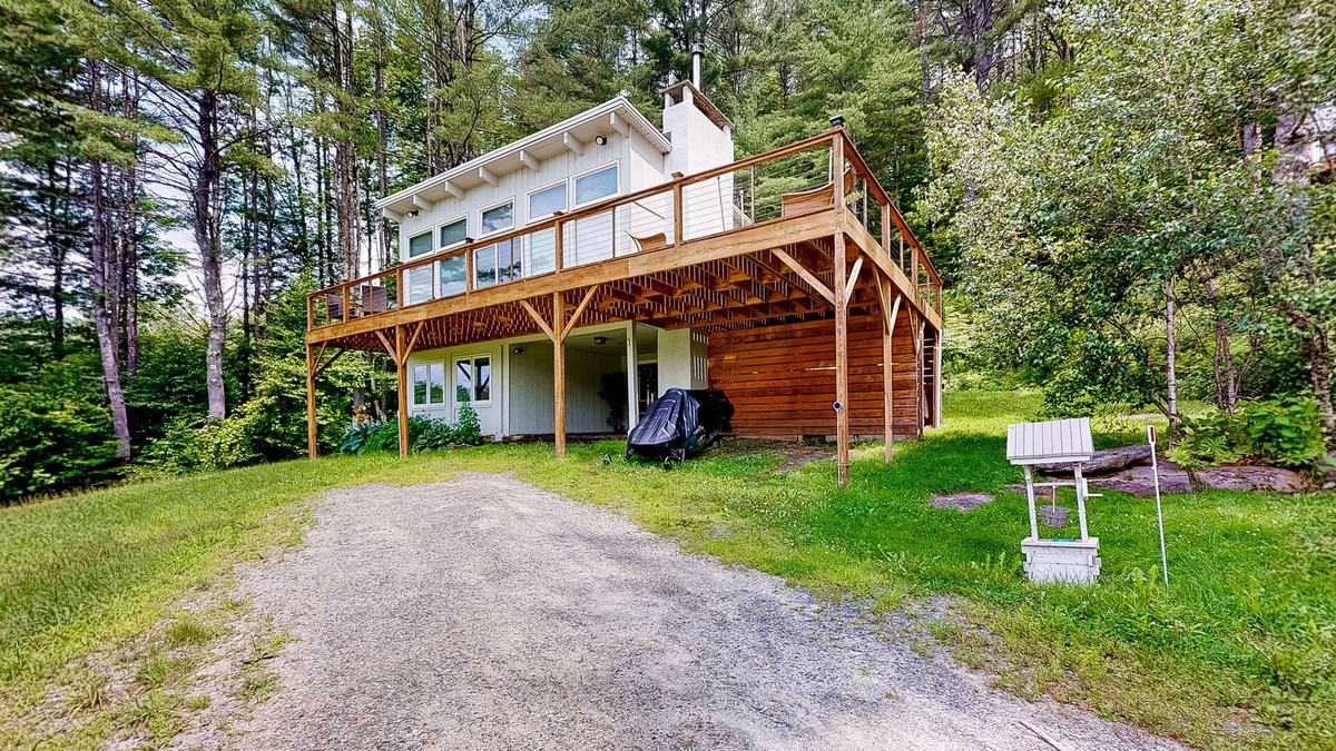 West Townshend House | Robin's Perch | House in Townshend with mountain view & hot tub