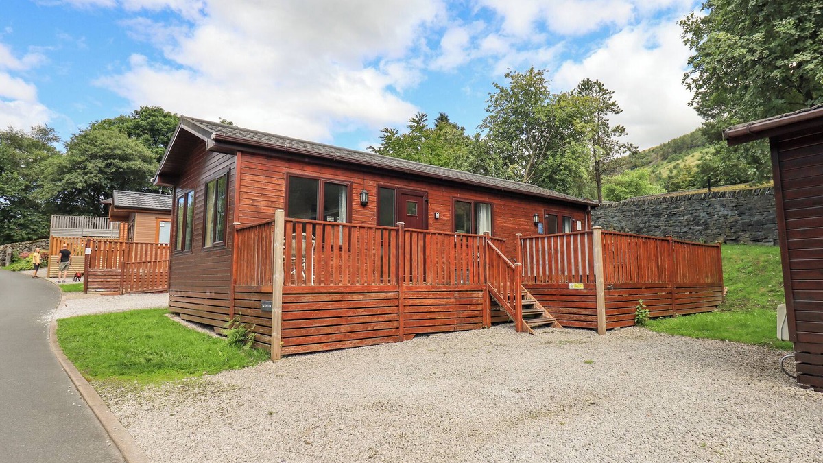 Troutbeck Cottage | ROBIN VIEW LODGE, pet friendly, with hot tub in Windermere