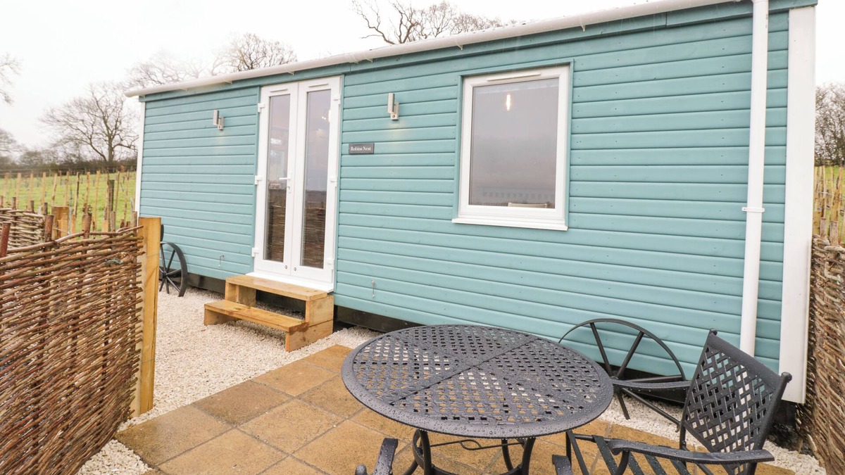 Napton-on-the-Hill Cottage | ROBINS NEST, pet friendly, with a garden in Napton-On-The-Hill