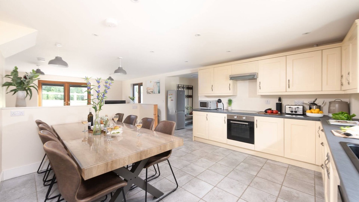 Truro Cottage | Robins Rest - a cottage that sleeps 8 guests in 3 bedrooms