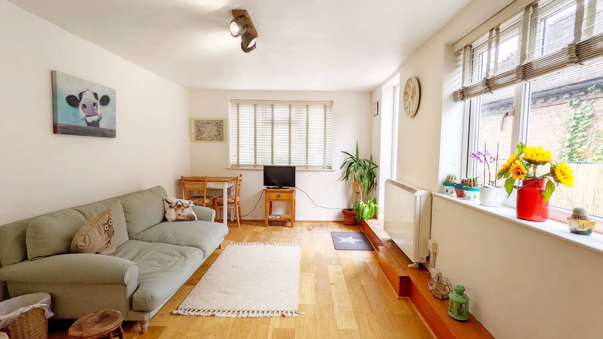 Billingshurst Cottage | Robins Rest, Billingshurst - sleeps 4 guests in 2 bedrooms
