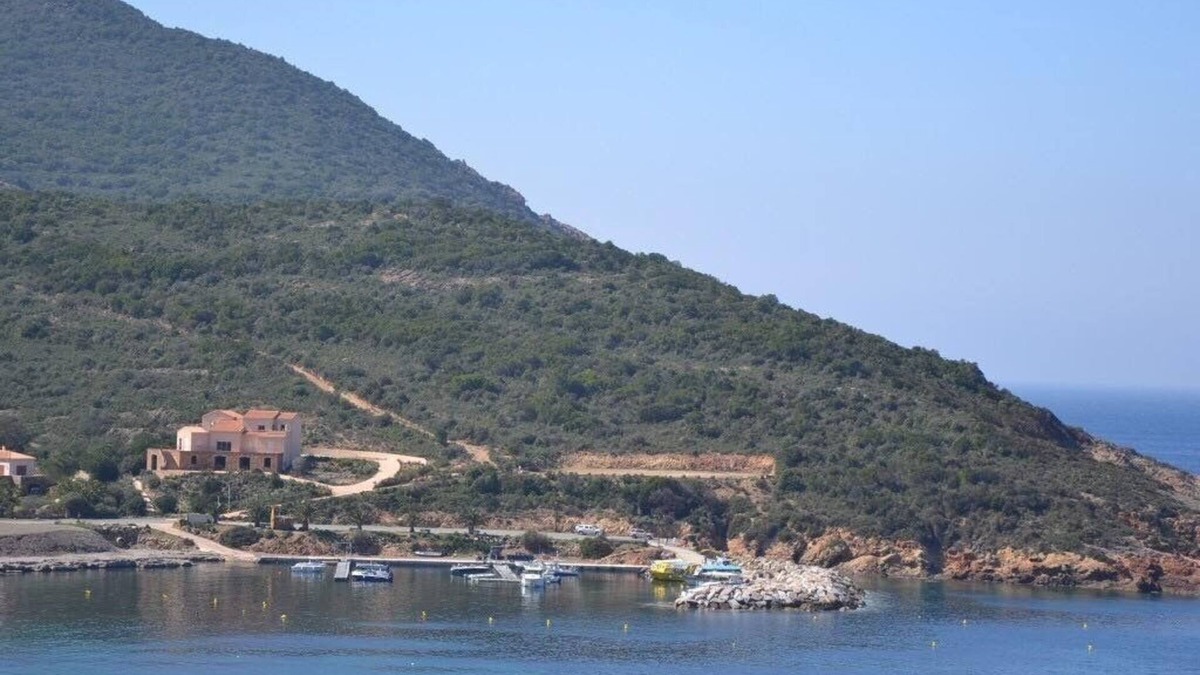 Galeria Apartment | Roc A Mare Galeria sea view apartment, quiet, air conditioning, wifi, beach 200m away