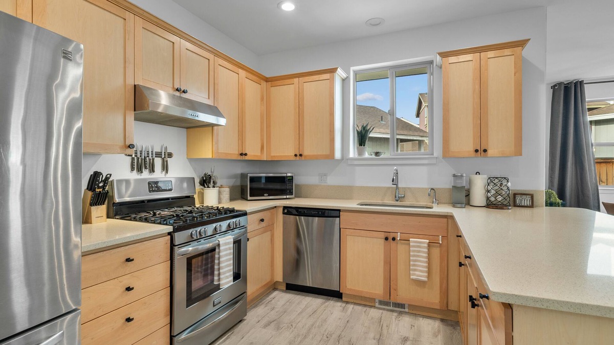 Old Farm District House | Rocca Way Getaway – Scenic 3 BDR w/Private Hot Tub, Min to Old Mill District!