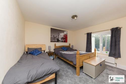 Rocester House | Rocester Rest close to Alton Towers & JCB, Netflix