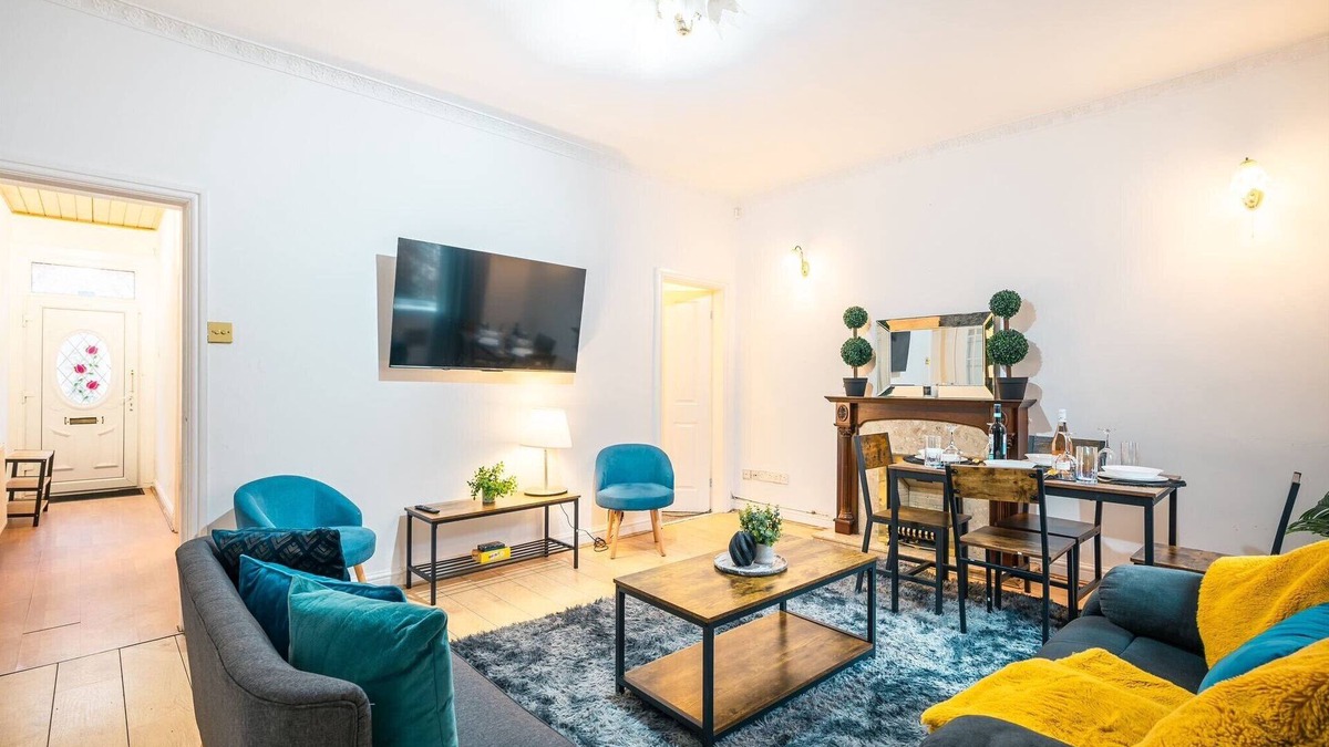 Rochdale House | Rochdale Retreat - Spacious 4-Bed House 8 beds