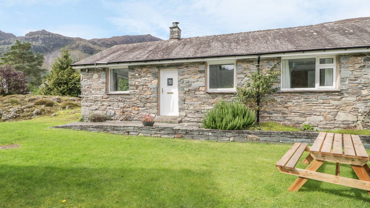 Borrowdale House | ROCK COTTAGE, character holiday cottage, with open fire in Keswick
