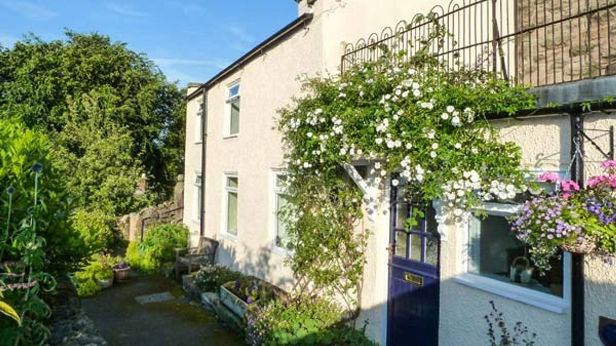 Winster Cottage | ROCK COTTAGE, character holiday cottage, with a garden in Winster