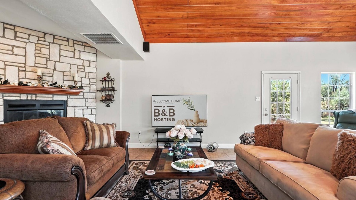 Sweetwater House | Rock Cottage - Charming Texas Country Retreat