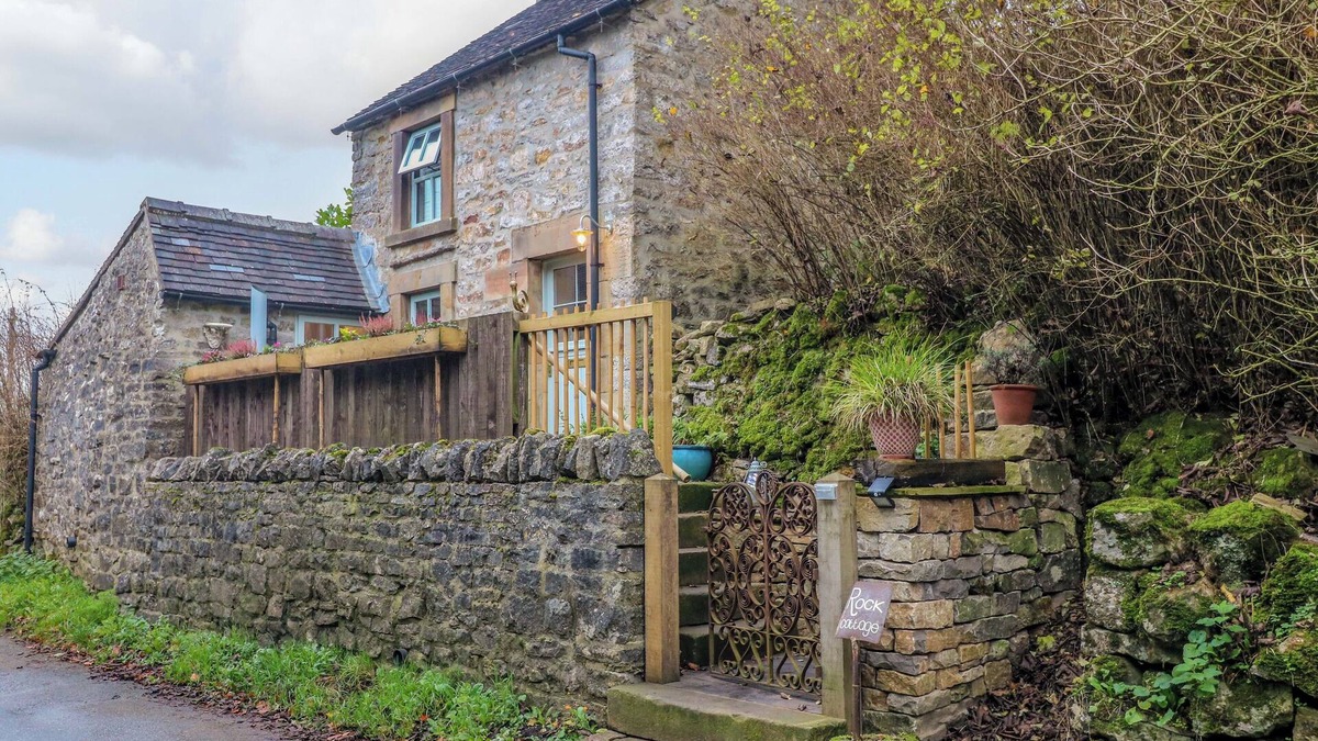 Alstonfield Cottage | ROCK COTTAGE, pet friendly, character holiday cottage in Alstonefield