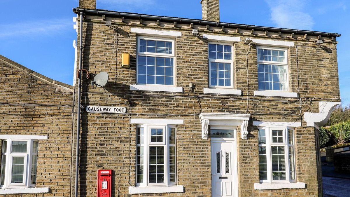 Ogden House | ROCK HOLLOW, with a garden in Halifax