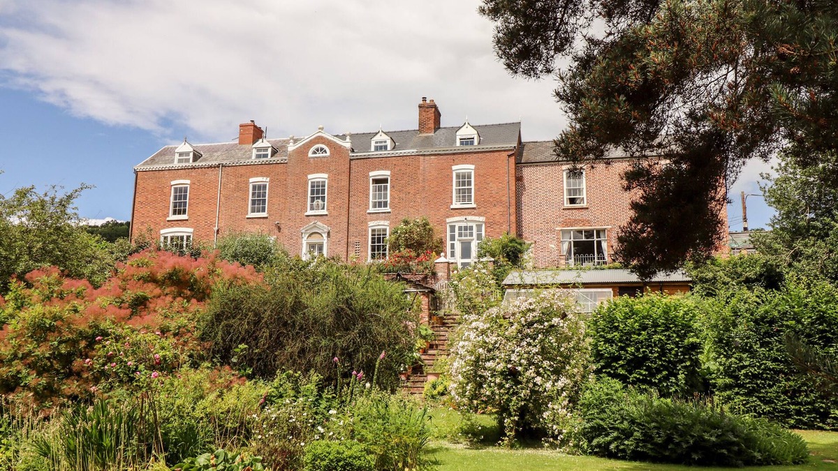 Newtown Cottage | ROCK HOUSE APARTMENT, romantic, character holiday cottage in Newtown