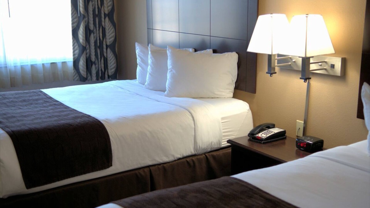 Atlantic Hotel | Rock Island Inn & Suites