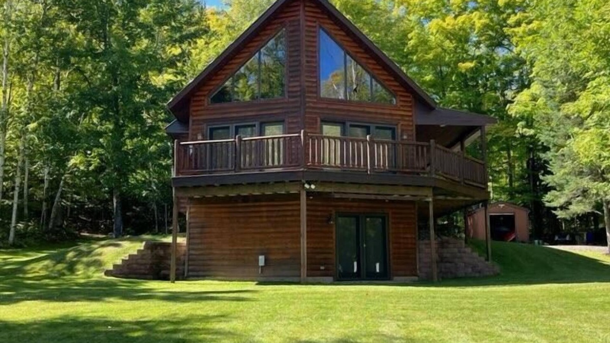 Loretto House | Rock Lake Retreat: Sun, Water & Relaxation – The Ultimate Summer Escape!