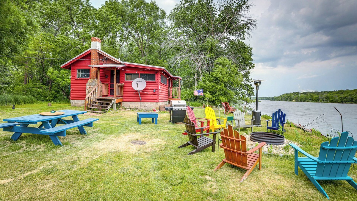 Holcomb Cabin | Rock River Hideaway on Private 5-Acre Island!