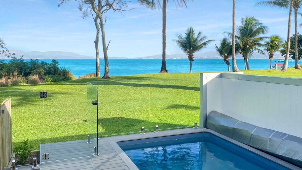 Picnic Bay Villa | Rock Salt Villa 2 Situated on the foreshore at Picnic Bay