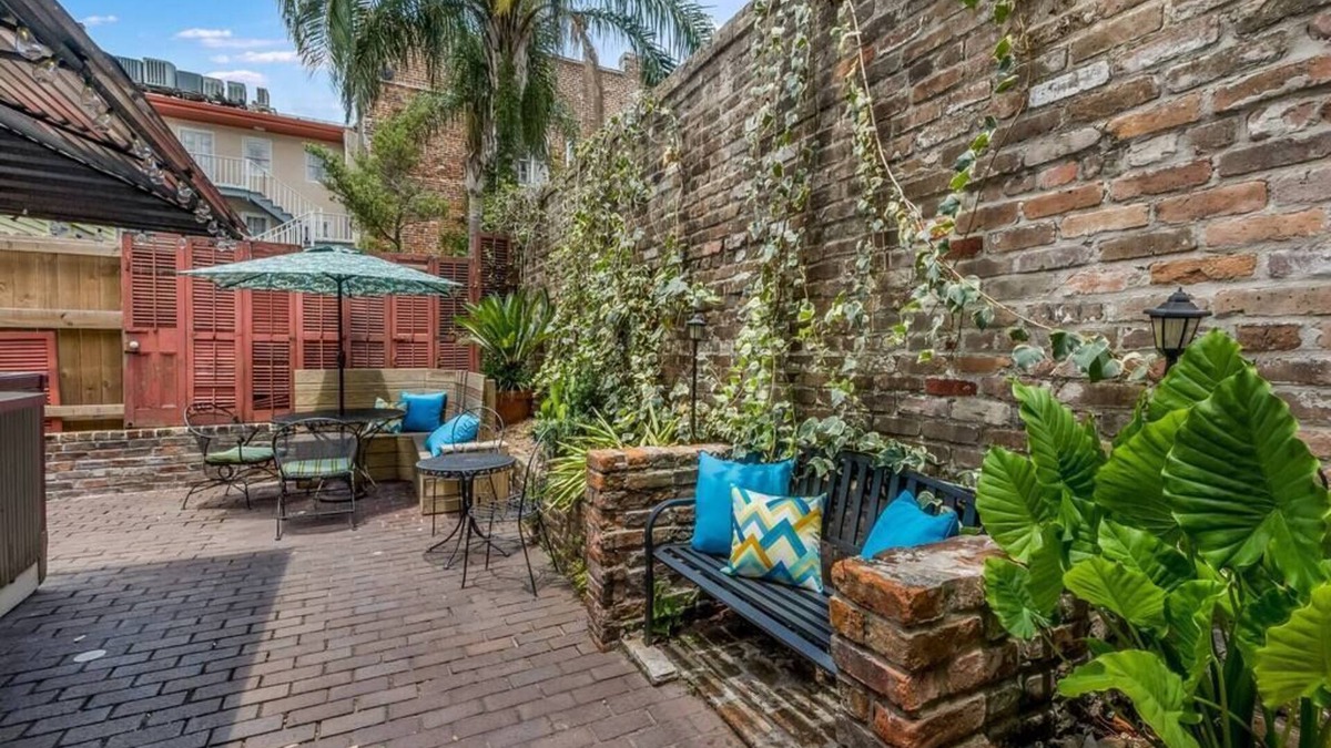 French Quarter House | Rock the Night Away in Historic Guest House
