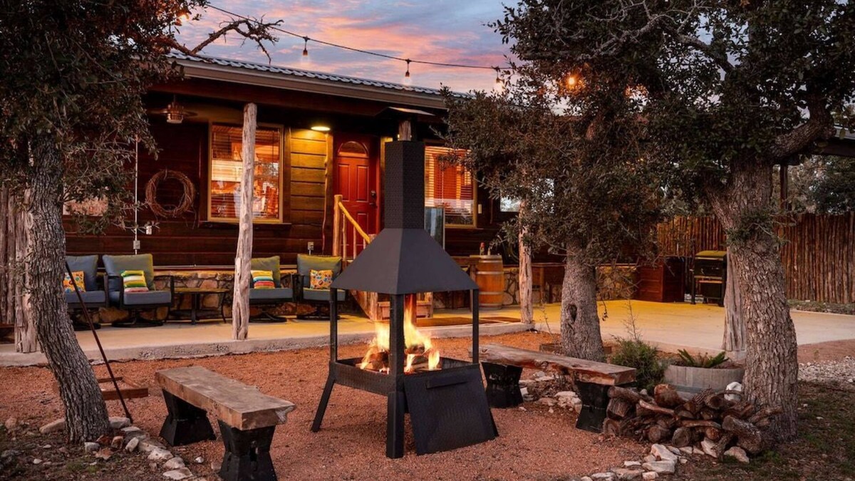 Fredericksburg Cabin | Rockin' R - Mason Jar Cabin