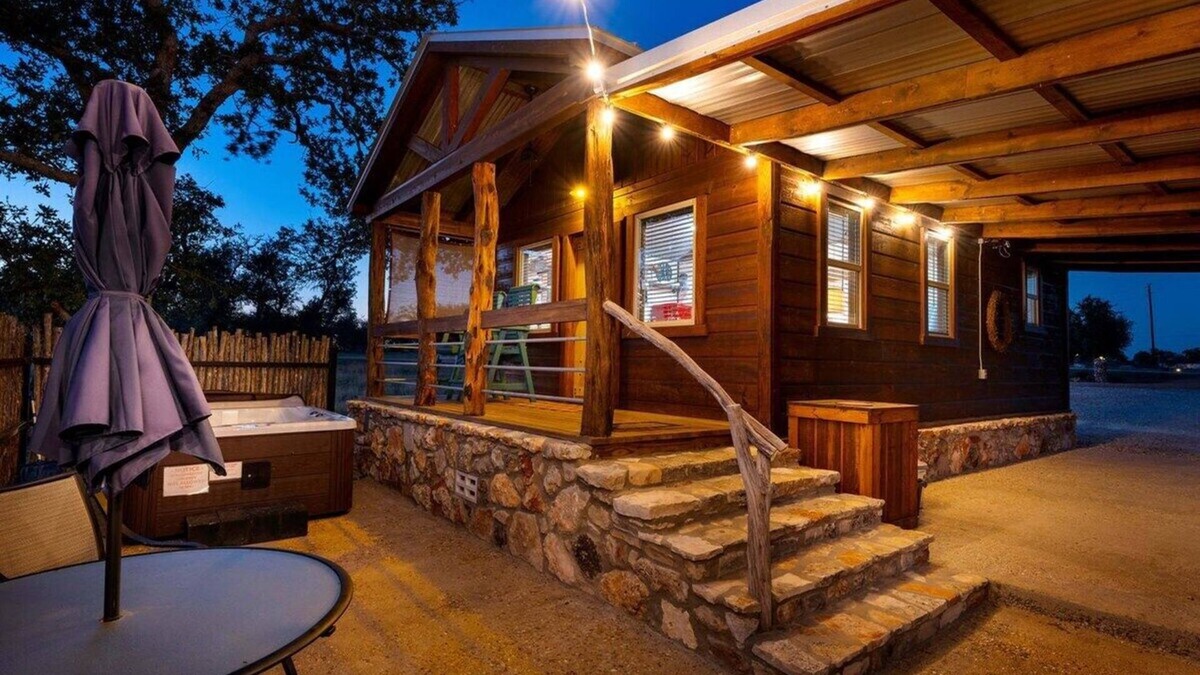 Fredericksburg Cabin | Rockin' R - Morning Star Cabin