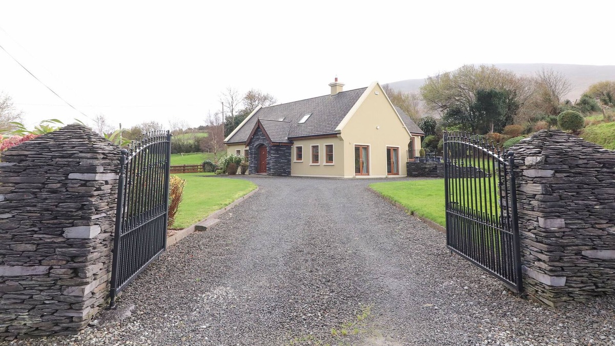 MacGillycuddy's Reeks Cottage | ROCKLANDS HOUSE, pet friendly in Beaufort, County Kerry