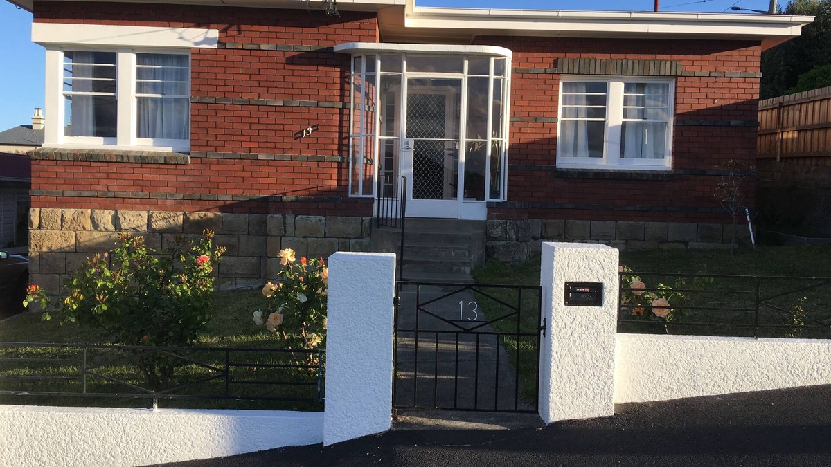 Moonah House | ROCKLYN HOUSE - QUIET, CONVENIENT & CENTRAL LOCATION