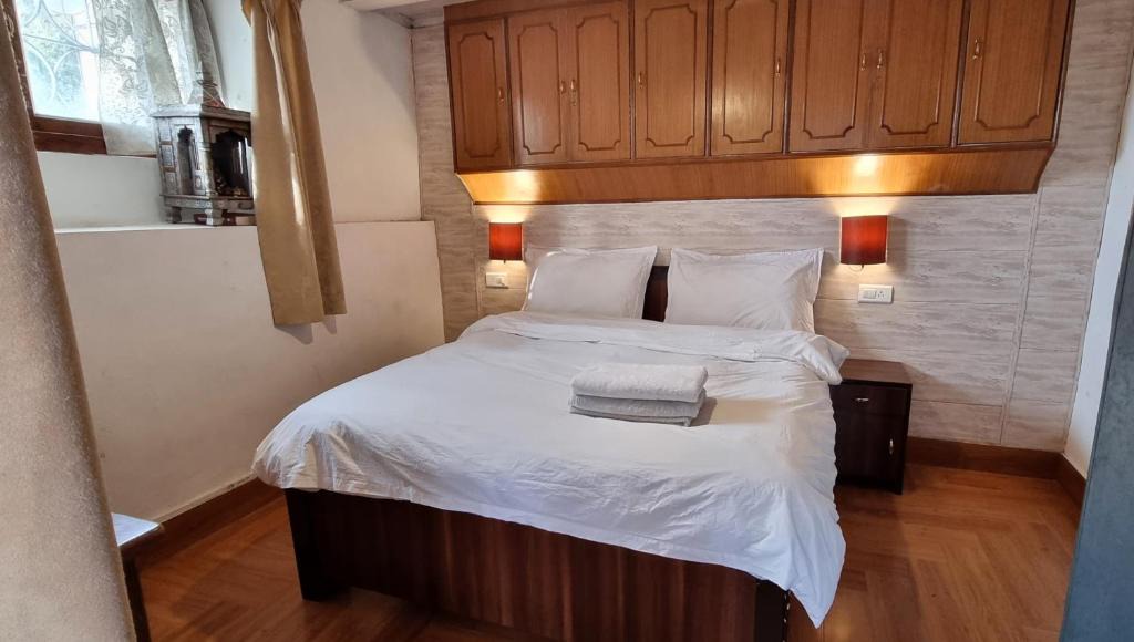 Bemloi House | Rockpoint - Mall Road Serviced Homes