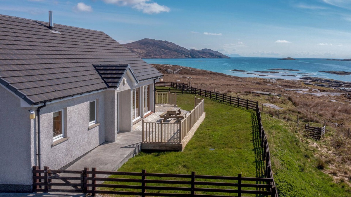 Aisgernis Cottage | ROCKPOOL, pet friendly in Daliburgh, Isle Of South Uist