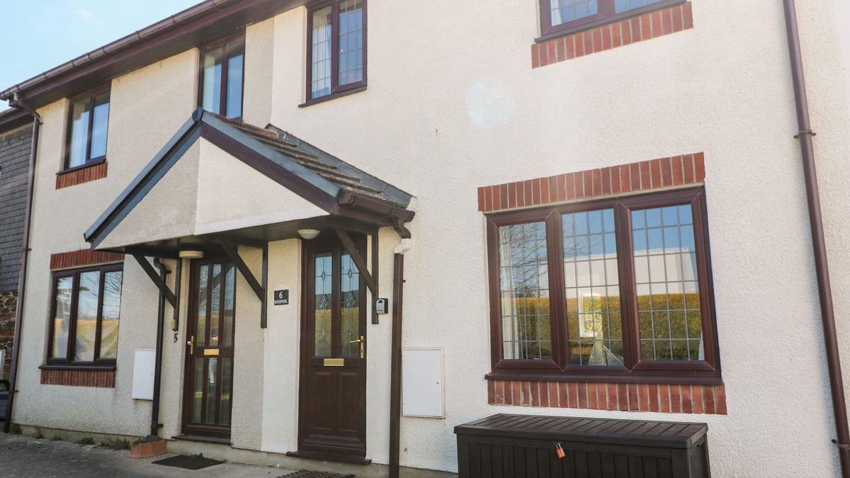 Harlyn Cottage | ROCKPOOL, pet friendly, country holiday cottage in Harlyn, Cornwall