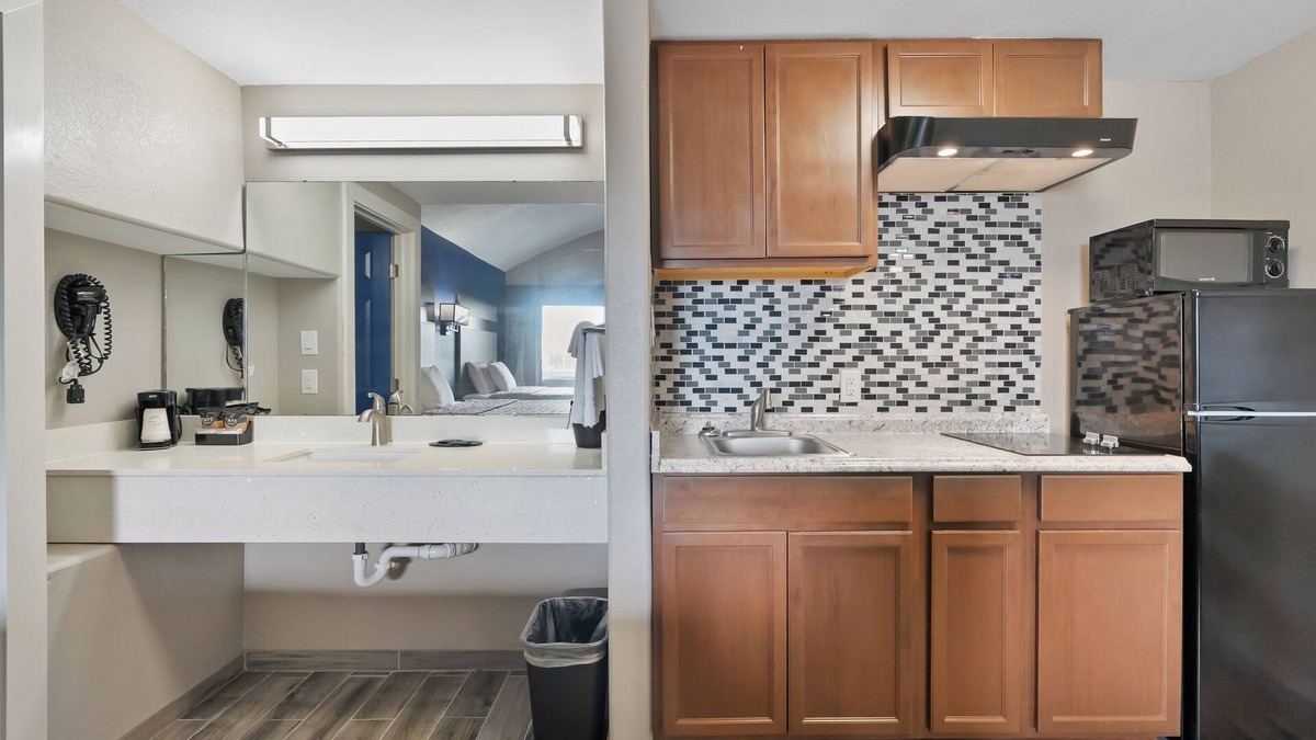 Rockport Hotel | Rockport Beach, pool , Kitchen, 2 queen beds ADA