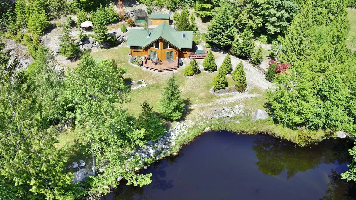 Garden Bay House | Rockridge Cabin in Garden Bay with Hot Tub and Private Pond, Steps to Lake