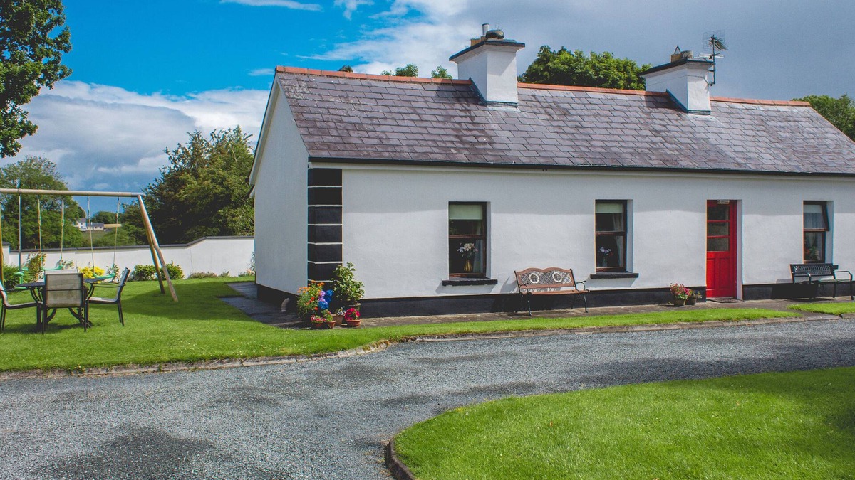 Carracastle House | Rockview Cottage-Sleeps 7-Garden w/Play Area & Bbq