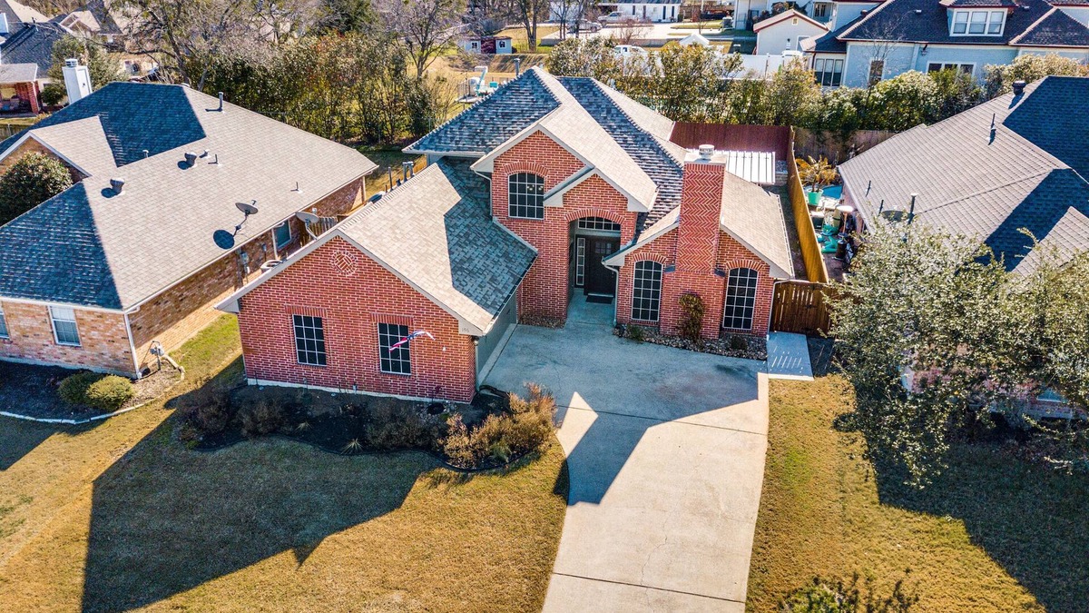 Rockwall House | Rockwall Lux Retreat💥Pool&Spa💥Covered Patio-5min walk downtown-Parks-Trails-Lake