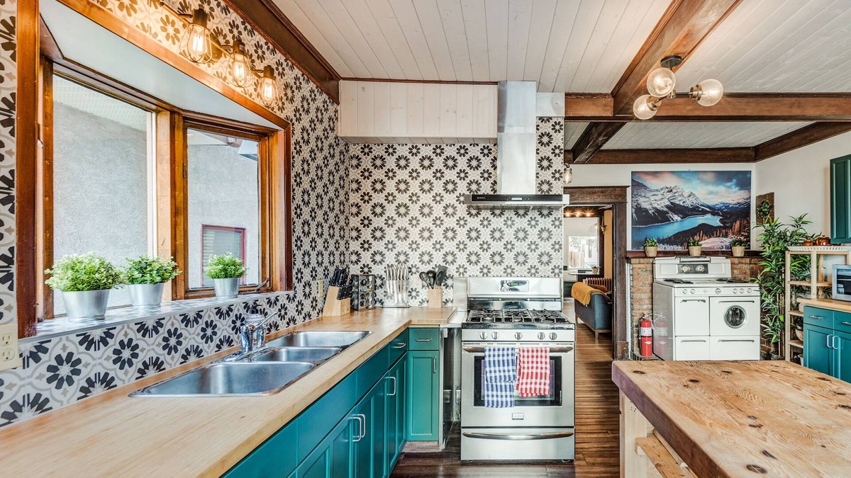 Banff House | Rocky Mountain House - Sleeps 23