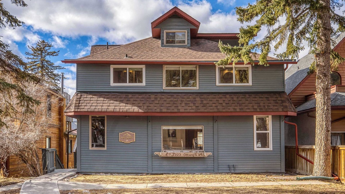 Banff House | Rocky Mountain Retreat- Enormous House Sleeps 23